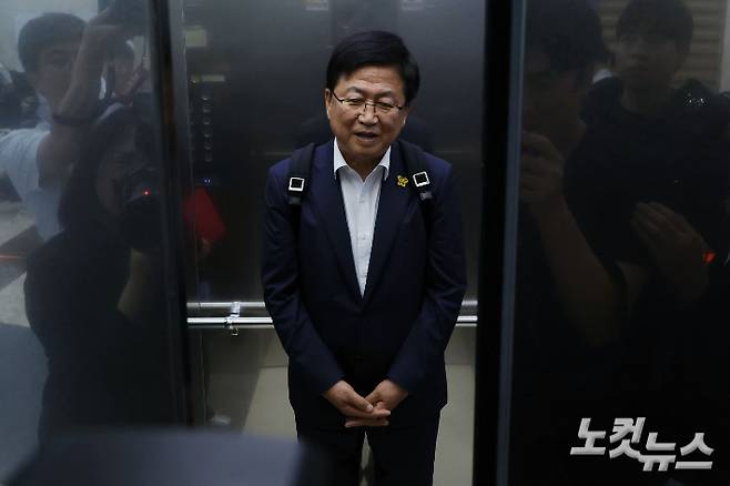 최교진 사회부총리 겸 교육부 장관 후보자가 서울 여의도 한국교육시설안전원에 마련된 인사청문회 준비 사무실로 출근하고 있다. 류영주 기자