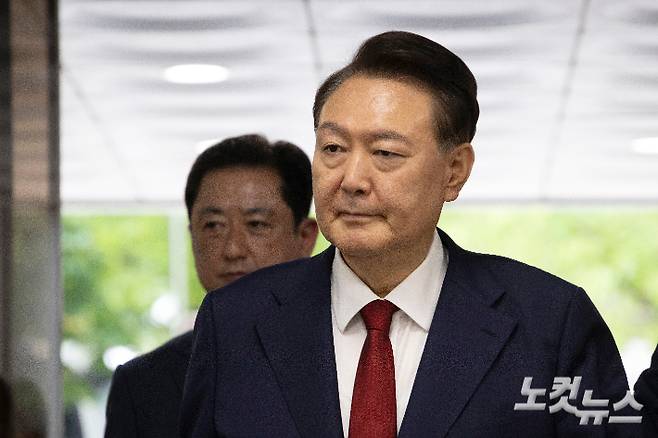 12·3 비상계엄과 관련해 특검의 수사를 받는 윤석열 전 대통령이 두 번째 영장실질심사를 받기 위해 9일 오후 서울 서초구 중앙지법으로 출석하고 있다. [사진공동취재단]