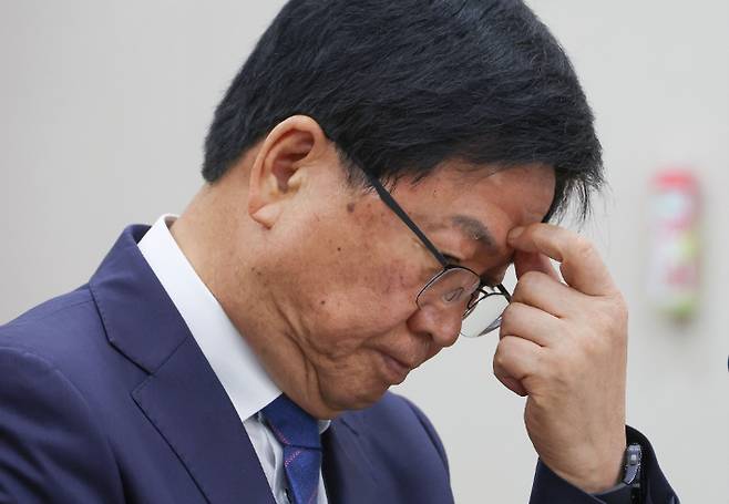 최교진 부총리 겸 교육부 장관 후보자가 2일 서울 여의도 국회 교육위원회에서 열린 인사청문회에서 자료제출 요구를 받으며 이마를 만지고 있다. 연합뉴스