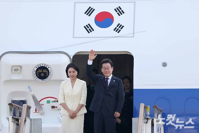 이재명 대통령과 부인 김혜경 여사가 한일·한미 정상회담을 위해 경기도 성남 서울공항을 통해 출국하고 있다. 박종민 기자