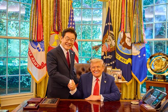 이재명 대통령이 미국 워싱턴DC 백악관 오벌오피스에서 열린 한미 정상회담뒤 도널드 트럼프 미국 대통령과 악수하며 미소짓고 있다. 연합뉴스