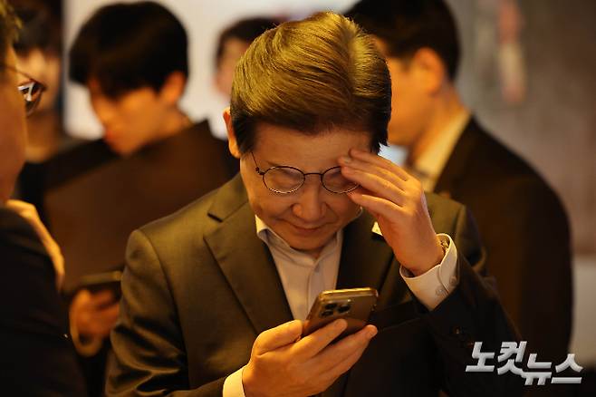 지난 5월 당시 더불어민주당 이재명 대통령 후보가 서울 종로구 삼일대로 한 식당에서 열린 민생시리즈2 <비전형 노동자 간담회>를 마치고 스마트폰을 보고 있다. 황진환 기자