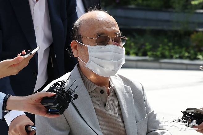 김건희 씨에게 '나토 순방 목걸이'를 건넸다고 자수한 서희건설 이봉관 회장이 2일 오전 서울 종로구 KT광화문빌딩에 마련된 김건희 특별검사팀(특별검사 민중기)에 출석하고 있다. 류영주 기자