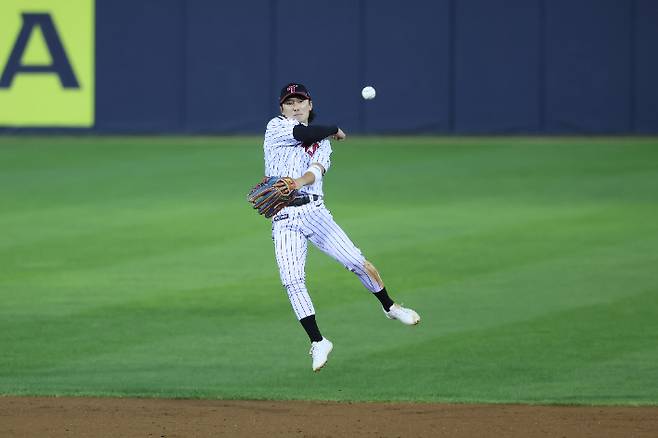 신민재가 2일 롯데와 홈 경기에서 3회초 이호준의 안타성 타구를 잡아 송구하고 있다. LG