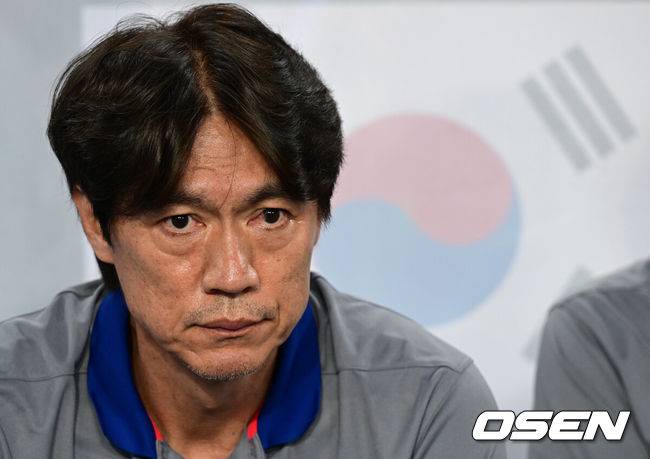 [OSEN=용인, 조은정 기자]2025년에도 '공한증'은 이어진다. 홍명보호가 무더위를 뚫고 시원한 대승을 거뒀다. 홍명보 감독이 이끄는 대한민국 축구대표팀은 7일 오후 8시 용인 미르스타디움에서 열린 2025 동아시아축구연맹(EAFF) E-1 챔피언십(동아시안컵) 개막전에서 중국을 3-0으로 꺾었다.경기 전 한국 홍명보 감독이 그라운드를 바로보고 있다. 2025.07.07 /cej@osen.co.kr