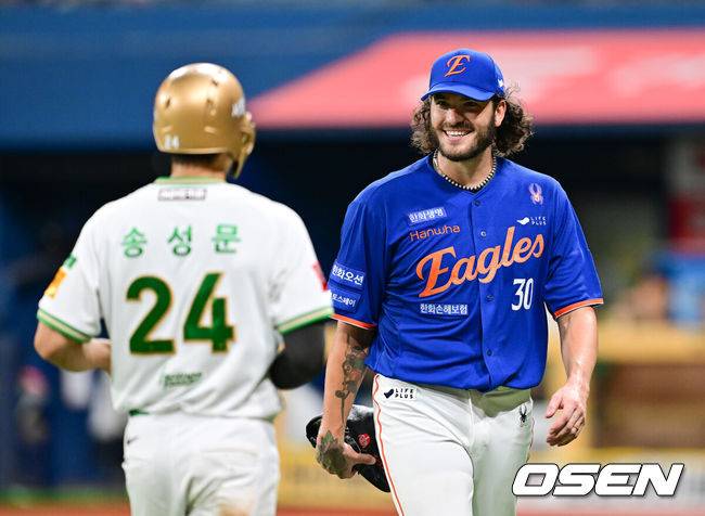 [OSEN=고척, 박준형 기자] 28일 오후 서울 고척스카이돔에서 ‘2025 신한 SOL BANK KBO리그’ 키움 히어로즈와 한화 이글스의 경기가 진행됐다.이날 키움은 하영민을, 한화는 폰세를 선발투수로 내세웠다.5회말 이닝종료 후 한화 폰세가 자신을 상대로 3출루 기록한 송성문을 향해 미소 짓고 있다.   2025.08.28 / soul1014@osen.co.kr
