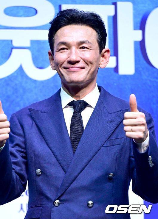 [OSEN=최규한 기자] 2일 오후 서울 서대문구 이화여자대학교 삼성홀에서 뮤지컬 ‘미세스 다웃파이어’ 제작발표회가 열렸다.뮤지컬 '미세스 다웃파이어'는 로빈 윌리엄스 주연의 동명 영화를 뮤지컬로 만든 작품으로 가족의 사랑을 그린 코미디 뮤지컬이다. 이혼한 다니엘이 유모 미세스 다웃파이어로 변장해 전 아내의 집으로 들어가 자녀들을 돌보면서 벌어지는 이야기를 그린다.배우 황정민이 포토타임을 하고 있다. 2025.09.02 / dreamer@osen.co.kr