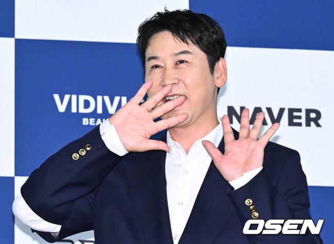 [OSEN=조은정 기자]청룡시리즈어워즈 핸드프리팅 행사가 25일 오전 서울 영등포구 CGV 여의도에서 열렸다.이날 행사에는 이번 행사에는 2024년 7월에 열린 제3회 청룡시리즈어워즈 드라마 부문 수상자 임시완, 박보영, 안재홍, 금해나, 이정하, 고윤정과 예능 부문 수상자 신동엽, 장도연, 곽준빈, 윤가이가 참석했다.방송인 신동엽이 포즈를 취하고 있다. 2025.06.25 /cej@osen.co.kr