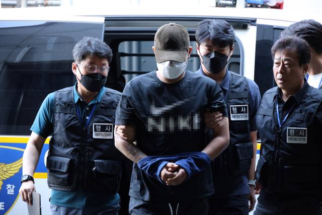▲5일 오전 대전 교제살인 사건 피의자 A(20대)씨가 입원 중이던 병원에서 퇴원하면서 경찰에 체포돼 대전서부경찰서로 들어서고 있다. ⓒ연합뉴스