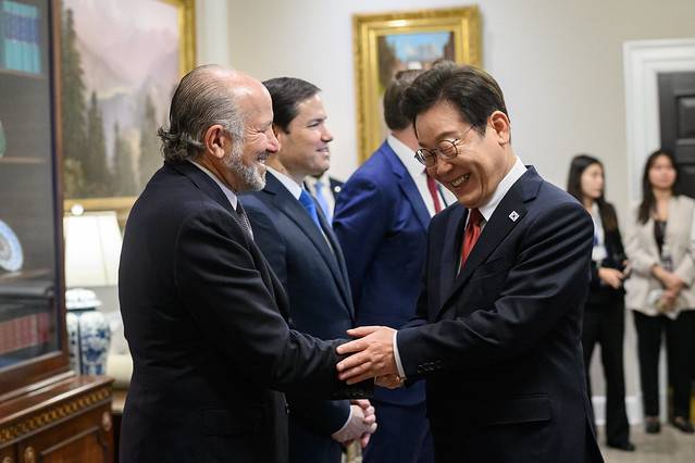 ▲사진 공유 플랫폼 플리커 백악관 공식 계정에 올라온 이재명 대통령과 도널드 트럼프 미국 대통령