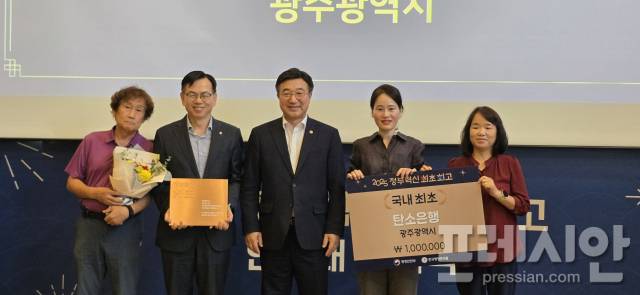 ▲고광완 광주행정부시장(왼쪽에서 두번째)이 2일 오후 2시 서울 명동 커뮤니티하우스 마실에서 열린 '2025 정부혁신 최초·최고 인증패 를 윤호중 행안부장관(가운데)으로 부터 수여받고 기념촬영을 하고 있다. ⓒ광주광역시