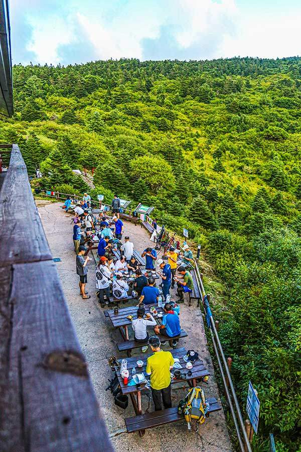 잔반통이 없어진 세석대피소에서 식사하는 탐방객들. 모두 음식물쓰레기를 남기지 않으려고 부단한 노력을 기울이고 있다.