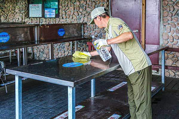 세석대피소에서 근무 중인 정우석 주임이 탐방객들이 식사하고 떠난 자리를 청소하고 있다.
