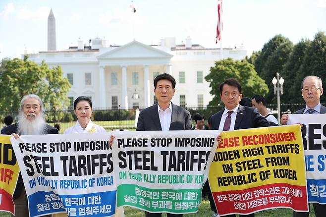 이강덕 포항시장이 버지니아한인회와 함께 현지시간 1일 워싱턴 D.C. 백악관 앞에서 '철강 관세 인하 촉구' 캠페인을 전개하고 있다. 포항시 제공