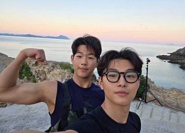 탁수·준수 형제가 잘 자란 모습의 근황을 공개했다. 준수 SNS 캡처