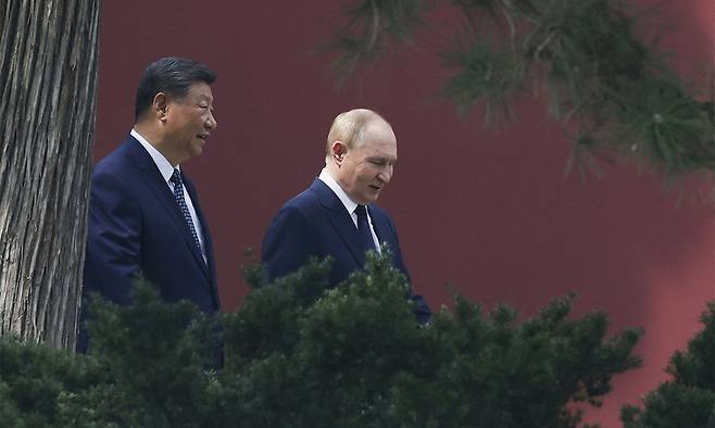 블라디미르 푸틴(왼쪽) 러시아 대통령과 시진핑 중국 국가주석이 2일(현지 시간) 중국 베이징 중난하이 관저에서 산책하며 대화하고 있다. AP연합뉴스