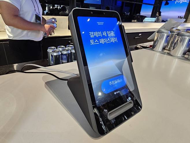 2일&nbsp;서울 강남구 에스제이쿤스트할레에 ‘토스 프론트’ 단말기가 설치돼 있다. 단말기 상부에 얼굴 인식을 위한 카메라가 탑재돼 있다. 윤솔 기자&nbsp;&nbsp;