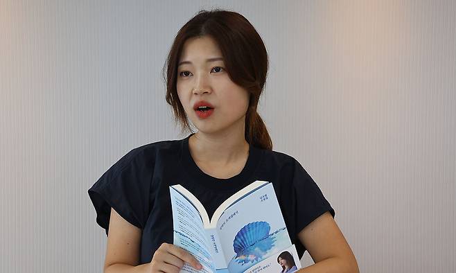 소설집 ‘양면의 조개껍데기’를 펴낸 소설가 김초엽(32)은 지난달 26일 세계일보와의 인터뷰에서 “SF를 쓸 때 과학 연구를 하는 것과 비슷한 즐거움을 느낀다”고 말했다. 그는 “일상에서 마주하는 모든 것이 글이 될 수 있으니 삶이 가치로 충만한 느낌”이라며 “직업 만족도가 매우 높다”고 웃어 보였다. 남제현 선임기자