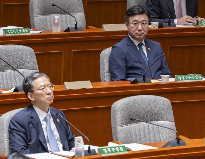 정성호(왼쪽) 법무부 장관과 윤호중(오른쪽) 행정안전부 장관이 1일 국회 예산결산특별위원회 전체회의에 출석해 의원 질의를 기다리고 있다. 연합뉴스