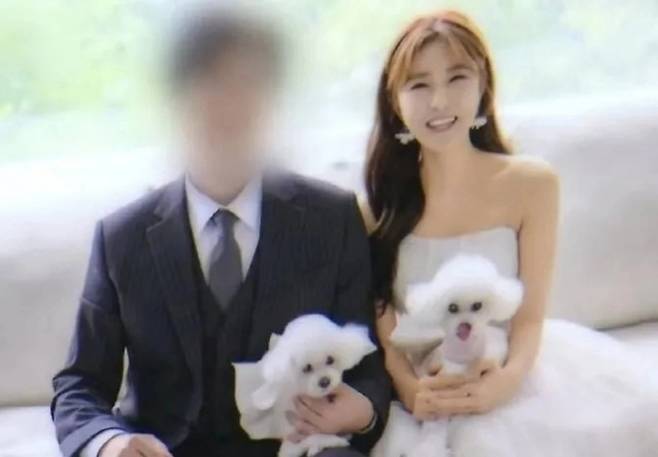 결혼 3개월 만에 남편(왼쪽)에 살해당한 30대 피해자의 결혼사진. JTBC 사건반장 캡처