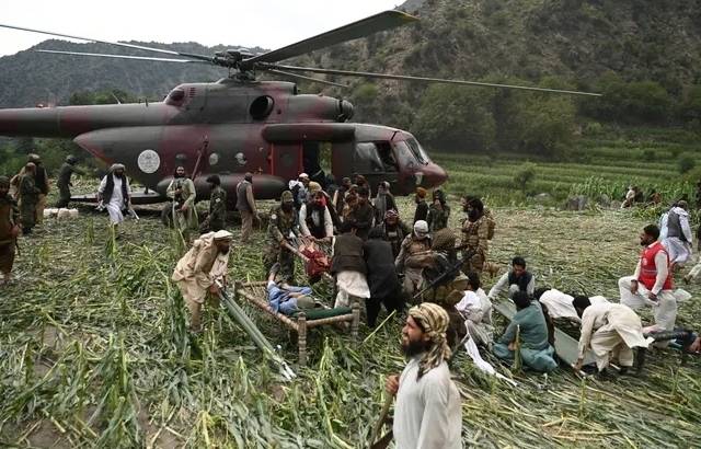 아프가니스탄 자원봉사자들과 탈레반 보안 요원들이 2025년 9월 1일 아프가니스탄 동부 쿠나르 주에서 발생한 지진 이후 부상자들을 군용 헬리콥터 근처로 옮기는 작업을 하고 있다.  규모 6.1의 이번 지진은 지난달 31일 늦은 시간 잘랄라바드 외곽 약 27km 지점에서 발생했다. 이번 지진으로 800명 이상이 사망하고 2600명 이상이 부상했다. AFP 연합뉴스