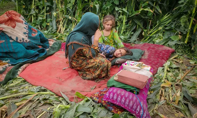 2025년 9월 1일 자정 무렵 아프가니스탄 쿠나르주에서 발생한 규모 6.1의 지진으로 집을 잃은 주민과 아이들. AFP 연합뉴스