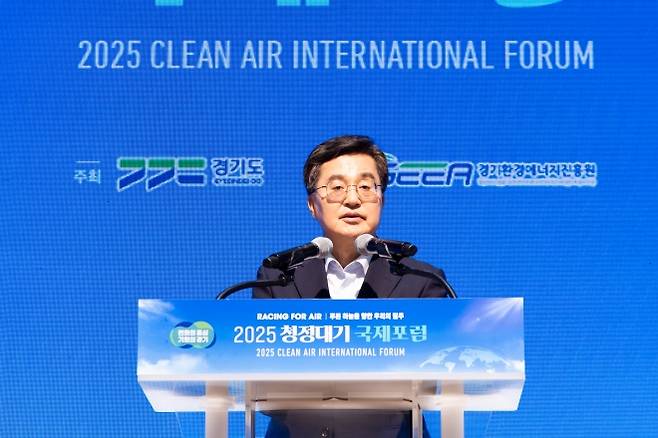 2일 경기융합타운에서 열린 ‘2025 청정대기 국제포럼’ 개막식에서 김동연 경기도지사가 개회사를 하고 있다. (경기도 제공)