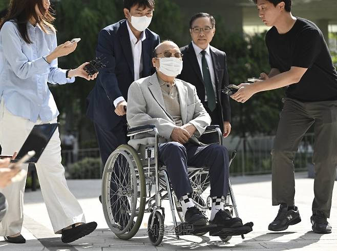 이봉관 서희건설 회장이 2일 서울 종로구 KT광화문빌딩 웨스트에 마련된 김건희 특검 사무실로 출석하고 있다. 이지훈 기자