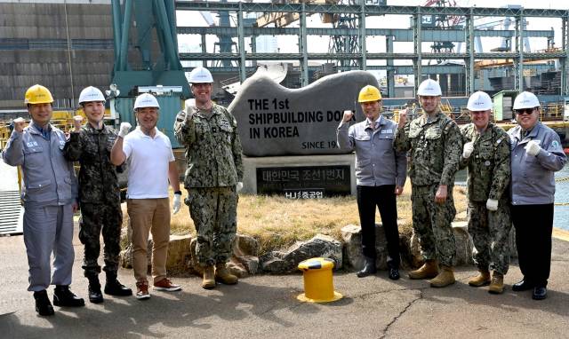 코프로스키(왼쪽 네 번째) 주한미해군사령관이 HJ중공업 영도조선소를 방문해 유상철(〃 다섯 번째) HJ중공업 대표이사와 기념촬영을 하고 있다. 사진 제공=HJ중공업