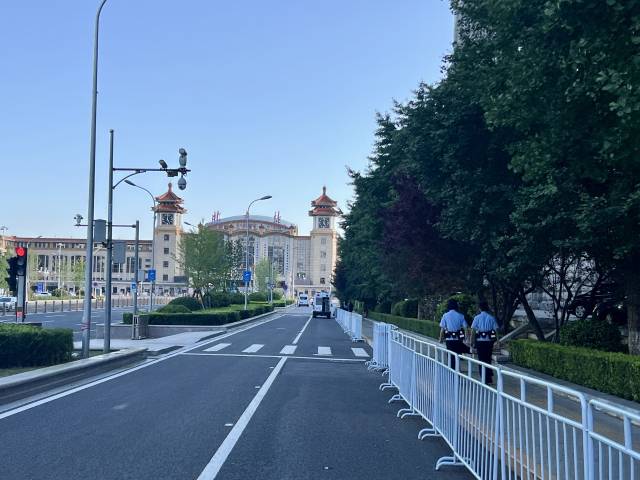 1일 베이징역으로 향하는 도로에 바리케이드가 설치돼 있고 경찰들이 주변을 순찰하고 있다. 김광수특파원.