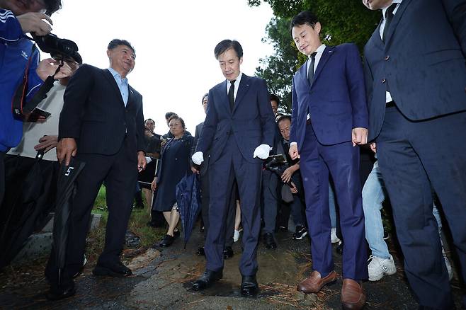 조국 전 조국혁신당 대표가 8월26일 광주 북구 운정동 민족민주열사묘역을 찾아 전두환 비석을 밟고 있다. ⓒ연합뉴스