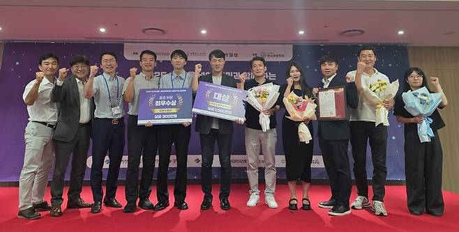 지난 8월29일 열린 '2025년 공간을 넘어, 국민과 함께하는 데이터 혁신 경진대회'에서 공공부문 최우수상과 대상을 수상했다. ⓒ아산시 제공