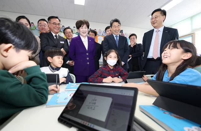 이주호 전 교육부장관과 강은희 교육감이 지난 4월10일 대구용계초등학교 AI 디지털교과서 활용 현장을 참관하고 있다. ⓒ대구시교육청