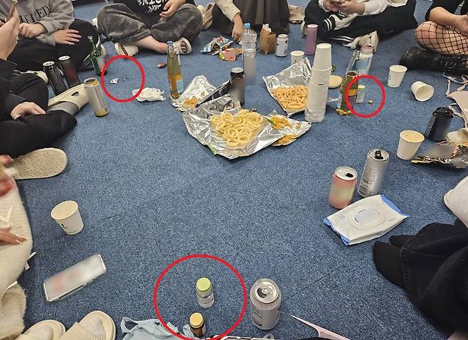 관세청 부산본부세관은 마약류 관리에 관한 법률 위반 혐의를 받는 20대 2명과 10대 1명을 불구속 송치했다고 2일 밝혔다. 사진은 SNS서 알게 된 10~20대들이 오프라인에서 만나 마약성 의약품을 술과 함께 과다 복용하는 환각 파티를 하는 모습&nbsp;ⓒ부산세관 제공