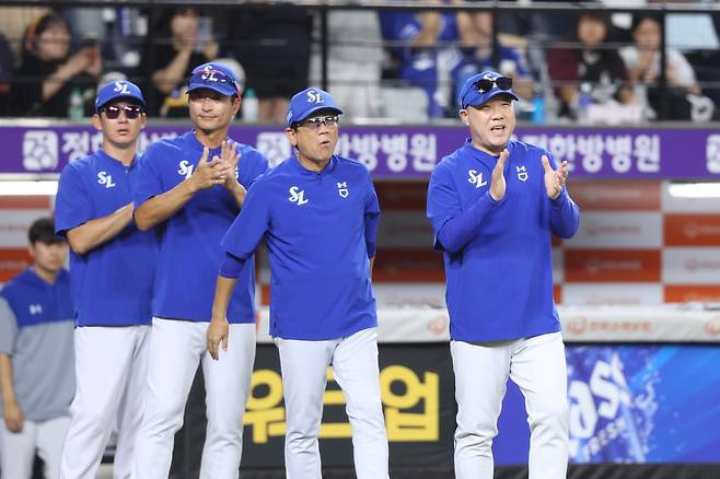 삼성은 지난달 15일부터 승률 1위를 기록하며 8월을 마무리했다. 박진만 감독(오른쪽 끝)의 미팅 이후 선수단은 각성하며 분위기를 끌어올렸다. 사진제공｜삼성 라이온즈