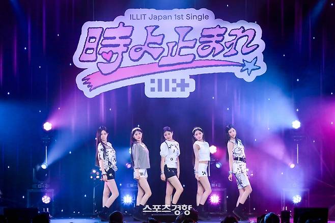 일본 쇼케이스 무대를 펼치고 있는 그룹 아일릿. 빌리프랩 제공