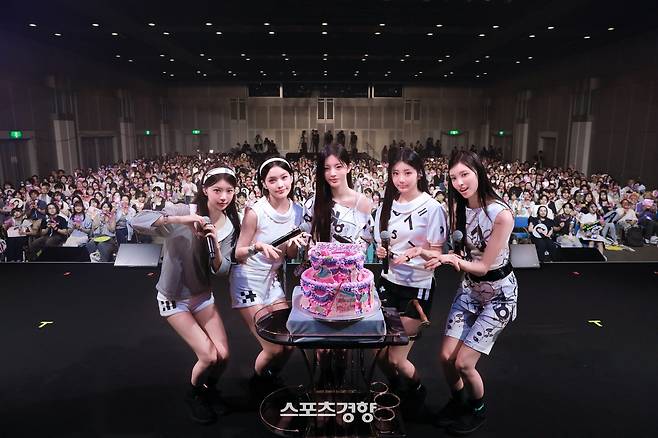 일본 쇼케이스 무대를 펼치고 있는 그룹 아일릿. 빌리프랩 제공