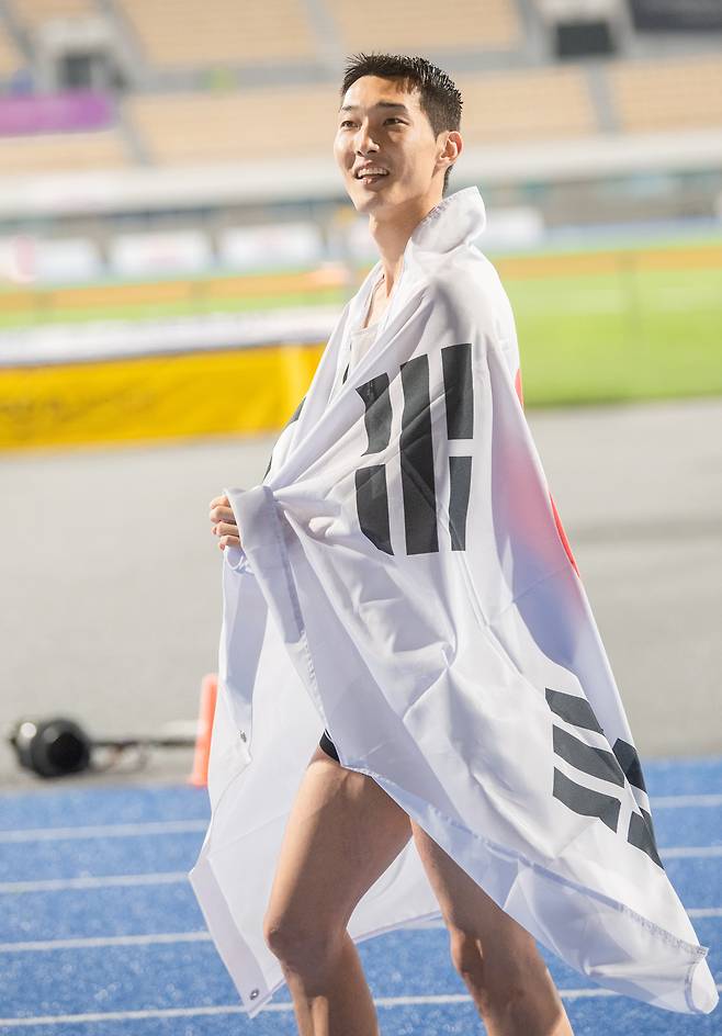 우상혁이 지난 5월 경북 구미시민운동장에서 열린 2025 아시아육상경기선수권대회 남자 높이뛰기 결선에서 2ｍ29를 넘어 정상에 오른 뒤 기뻐하고 있다. 구미시 제공