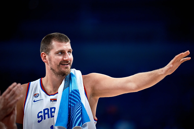 세르비아 니콜라 요키치가 2일 유로바스켓 체코전에서 승리한 뒤 웃으며 팬에게 인사하고 있다. FIBA 홈페이지