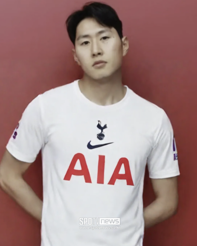 이강인은 이적 시장 막판에 노팅엄 포레스트와 연결됐지만 끝내 파리 생제르맹에 잔류하게 됐다. 노팅엄 포레스트 이적설 전에는 손흥민이 10년 동안 뛰었던 토트넘 홋스퍼와 연결돼 한국 축구 팬들 마음을 설레게 했다