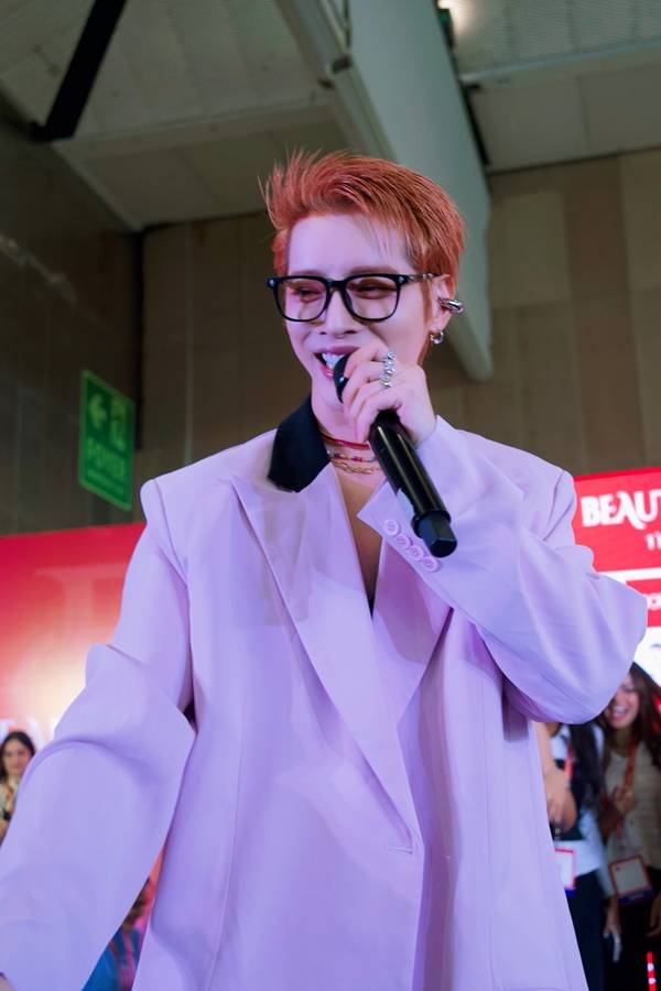 ▲ 8월 30일 열린 인도 최초 K뷰티 박람회 뷰티섬 인디아에서 축하무대를 꾸민 아우라. 제공|㈜일공이팔, HBC HOUSE, vectormob