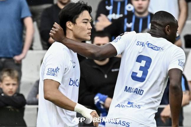 벨기에 KRC 헹크 오현규가 지난달 벨기에 브뤼헤의 얀 브라이덜 스타디움에서 열린 클럽 브뤼헤와의 2025~2026 벨기에 프로축구 프로리그 개막전에서 골을 터뜨린 뒤 동료의 축하를 받고 있다. /AFPBBNews=뉴스1