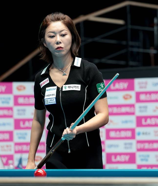 김가영이 샷 공략을 고심하고 있다. /사진=PBA 투어 제공