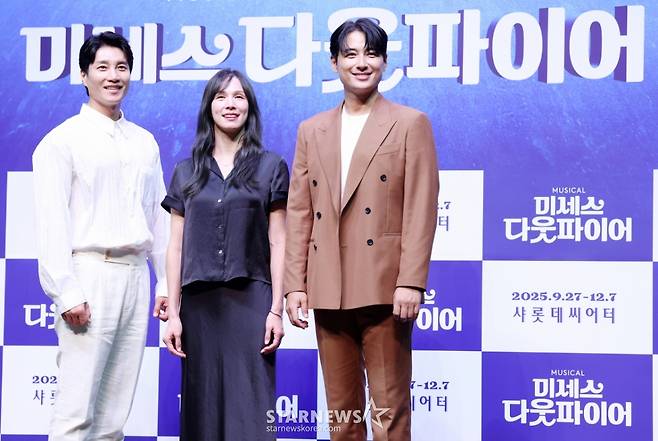 배우 김다현, 린아, 이지훈이 2일 서울 서대문구 이화여자대학교 삼성홀에서 진행된 뮤지컬 '미세스 다웃파이어' 제작발표회에 참석해 포즈를 취하고 있다. /2025.09.02 /사진=김휘선 hwijpg@