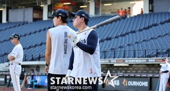 한화 내야수 안치홍(오른쪽)이 2일 대전 한화생명 볼파크에서 열리는 2025 KBO 리그 한화 이글스와 KIA 타이거즈의 경기에 앞서 1군에 동록되며 선수단 훈련에 동참하고 있다. /사진=강영조 선임기자