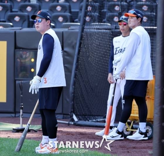 한화 내야수 안치홍(왼쪽)이 2일 대전 한화생명 볼파크에서 열리는 2025 KBO 리그 한화 이글스와 KIA 타이거즈의 경기에 앞서 1군에 동록되며 선수단 훈련에 동참하고 있다. /사진=강영조 선임기자
