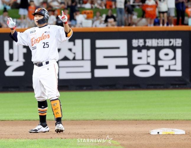 한화 6번 타자 김태연이 2일 대전 한화생명 볼파크에서 열린 2025 KBO 리그 한화 이글스와 KIA 타이거즈의 경기 6회말 무사 만루에서 2타점 2루타로 출루하고 있다. /사진=강영조 선임기자