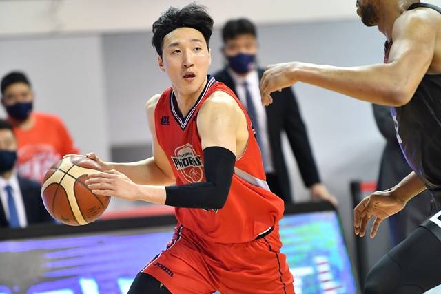선수 시절 김민구(왼쪽). /사진=KBL 제공