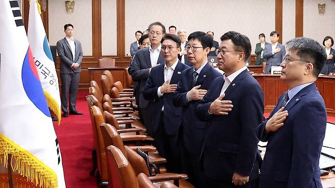 김민석 국무총리를 비롯한 국무위원들이 지난 8월 26일 오전 서울 종로구 정부서울청사에서 열린 국무회의에서 국민의례를 하고 있다. 이날 국무회의는 배당소득 분리과세 내용을 담은 세법 개정안을 의결했다. [사진 | 뉴시스]