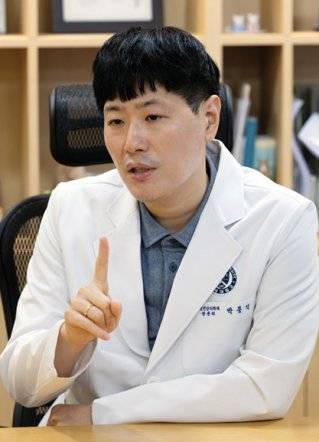 박종석 연세봄정신건강의학과의원 대표원장은 책 ‘살려주식시오’ ‘구로동 주식 클럽’ 등을 썼다.&nbsp; 조영철 기자&nbsp;